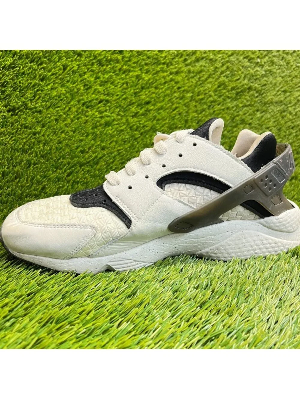 Nike Air Huarache Crater PRM Womens Size 11 White Black Running Shoes Sneakers